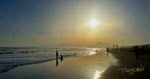 夕日に照らされた海岸の写真。