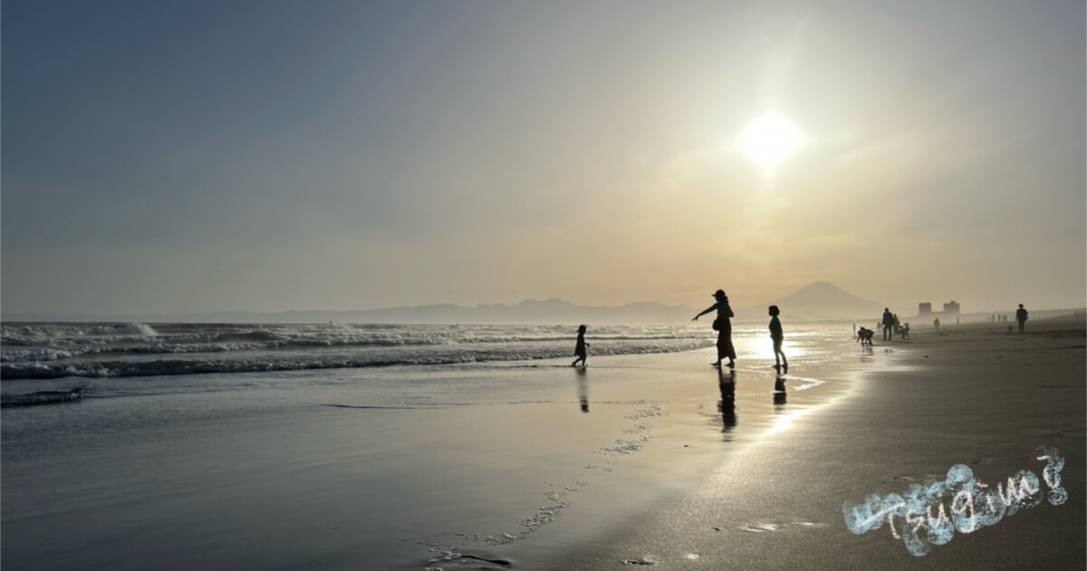 夕日が沈む海辺の写真。
